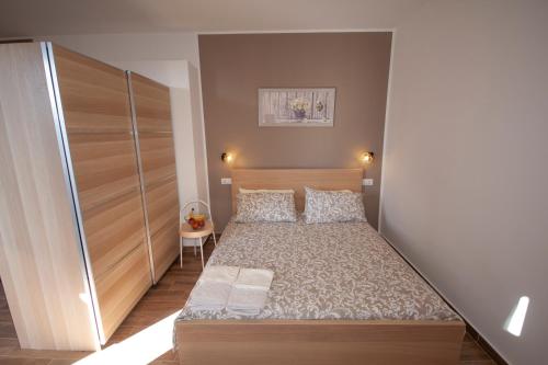 a small bedroom with a bed and a large closet at Agriturismo L'Istrice di Giò in Montalto di Castro