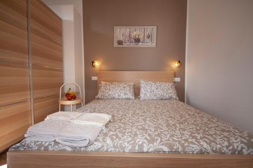 a bedroom with a large bed with a wooden headboard at Agriturismo L'Istrice di Giò in Montalto di Castro