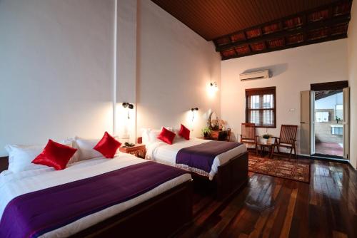 Ένα ή περισσότερα κρεβάτια σε δωμάτιο στο Sarang Paloh Heritage Stay