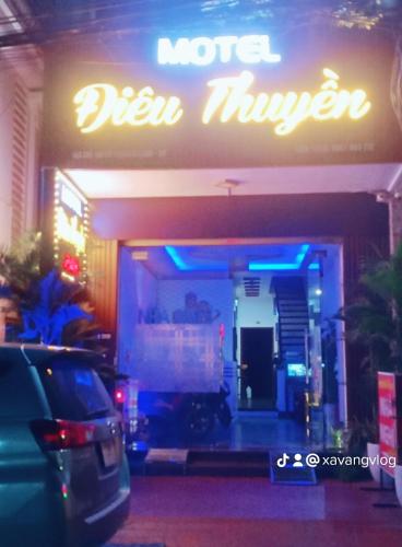 una señal en la parte delantera de una farmacia en Điêu Thuyền Motel en An Khê
