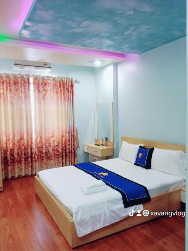 An KhêにあるĐiêu Thuyền Motelのベッドルーム(大型ベッド1台、窓付)