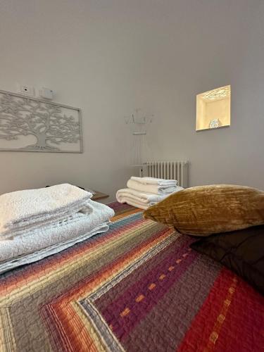 a bedroom with a bed with a pile of towels at Trullo Gnoffa in La Correggia