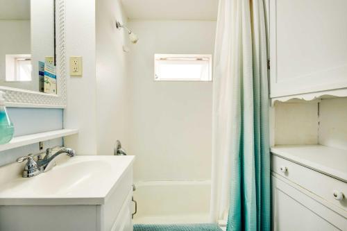 ein Bad mit einem Waschbecken und einer Dusche in der Unterkunft Charming Catalina Gem with Deck Walk to the Beach! in Avalon