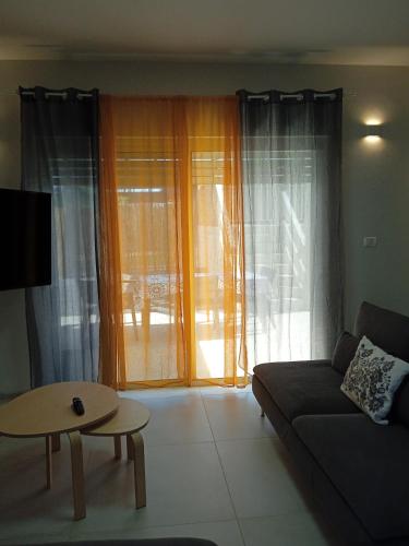 a living room with a couch and a table at וילת הנחלה למשפחות Nahala Villa in Shadmot Devora
