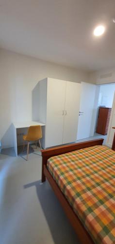 1 dormitorio con cama, escritorio y silla en Arrenquinha Guesthouse 2 en Ponta Delgada