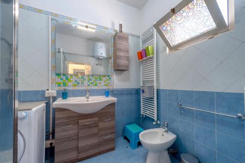 y baño con lavabo, aseo y espejo. en Dimora storica monteroni di lecce, en Monteroni di Lecce