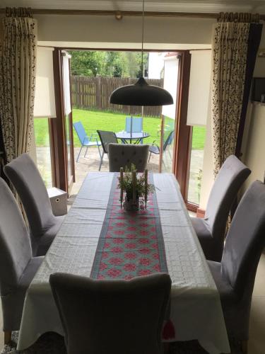 uma sala de jantar com mesa e cadeiras em Errew Lodge em Mohill