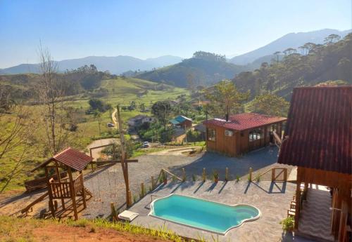 Pemandangan gunung umum atau pemandangan gunung yang diambil dari chalet