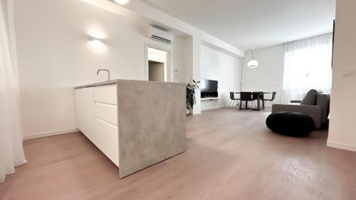 een wit appartement met een keuken en een woonkamer bij Atelier Rimini - Affitti Brevi Italia in Rimini