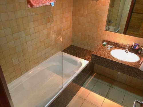 Palm view hostel في دبي: حمام مع حوض ومغسلة
