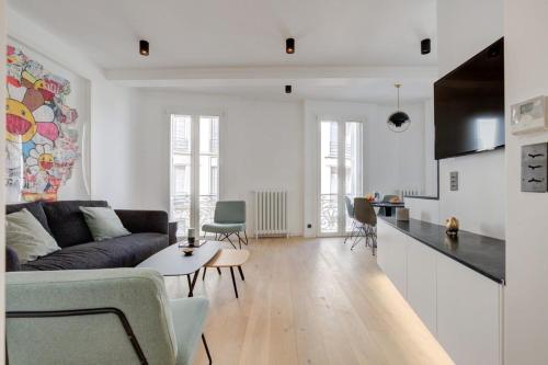 un salon avec un canapé et une cuisine dans l'établissement Luxueux appartement - Villa royale Croisette, à Cannes