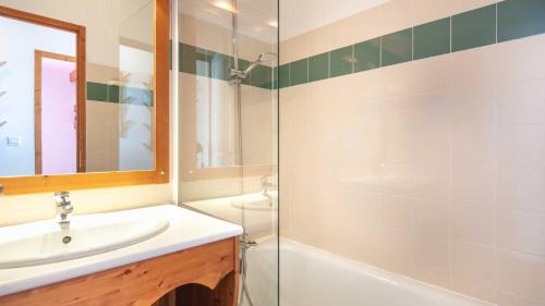 une salle de bain avec un lavabo et une douche dans l'établissement V du Bachat- MELEZES A31- 4P, à Chamrousse