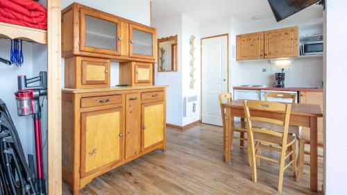 une cuisine et une salle à manger avec une table et des chaises dans l'établissement V du Bachat- MELEZES A31- 4P, à Chamrousse