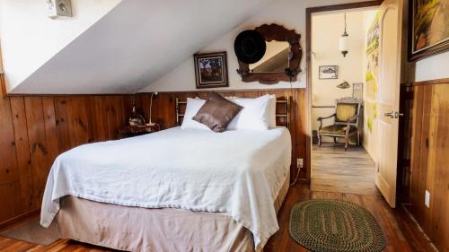 1 dormitorio con 1 cama y escalera en Red Horse Bed and Breakfast en Albuquerque