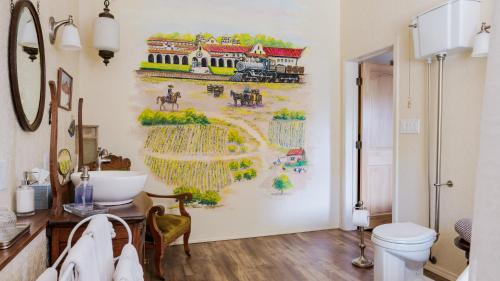 Baño con una pintura en la pared en Red Horse Bed and Breakfast, en Albuquerque