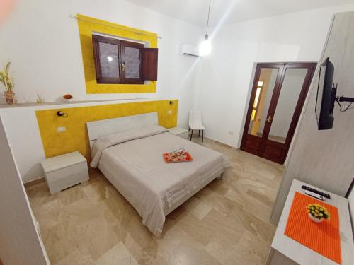 1 dormitorio con 1 cama y TV en CASA DEL CORSO, en Dorgali