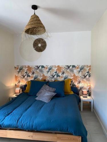 - une chambre avec un lit bleu dans l'établissement Casa del Sola, à Mosset