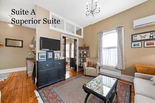 皮克頓的住宿－The 1885 Suites，一间带电视和沙发的客厅