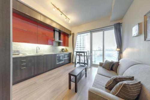 Kuchyň nebo kuchyňský kout v ubytování 1 BR Furnished Condo with Balcony across CN Tower
