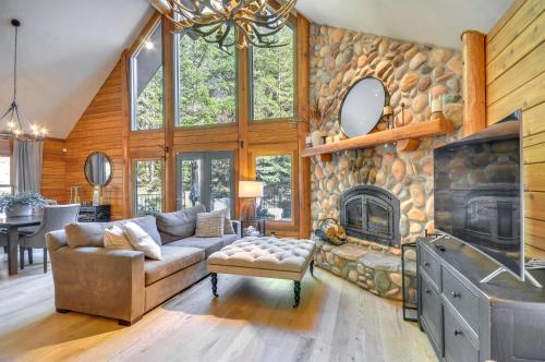 Χώρος καθιστικού στο Luxe Cabin in the Woods Walk to Lake!