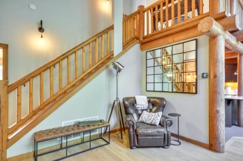 Χώρος καθιστικού στο Luxe Cabin in the Woods Walk to Lake!