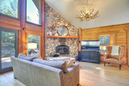 Χώρος καθιστικού στο Luxe Cabin in the Woods Walk to Lake!