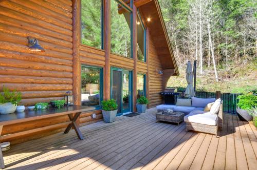 Κήπος έξω από το Luxe Cabin in the Woods Walk to Lake!