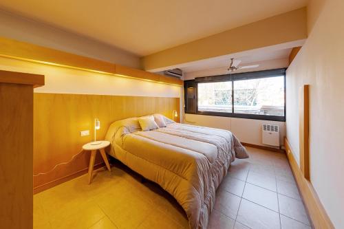 Habitación pequeña con cama y ventana en Departamento en Villa Carlos Paz en Villa Carlos Paz