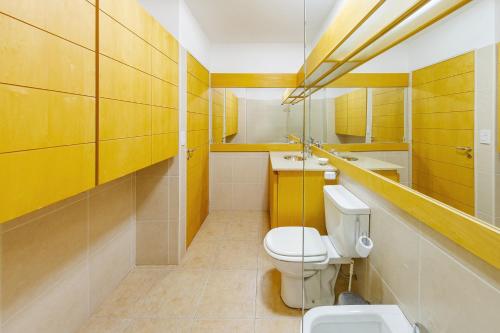 a bathroom with a toilet and a sink at Departamento en Villa Carlos Paz in Villa Carlos Paz