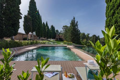 basen w ogrodzie z drzewami w obiekcie Villa Agriturismo Tenuta la Campana w mieście Asciano