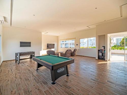un soggiorno con un tavolo da biliardo di Depa de lujo en Acapulco diamante con club de playa a pie-Precio especial ad Acapulco