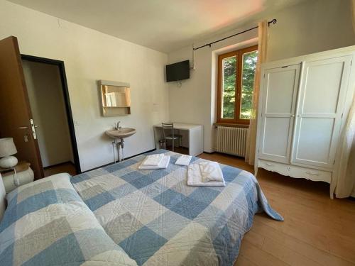 um quarto com uma cama com duas almofadas em Bliss - Casale della Vite em Magliaso