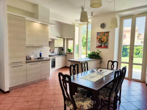 eine Küche mit einem Tisch und Stühlen im Zimmer in der Unterkunft Casa di Pietro Aretino, Arezzo Centro Storico 4-8 letti in Arezzo