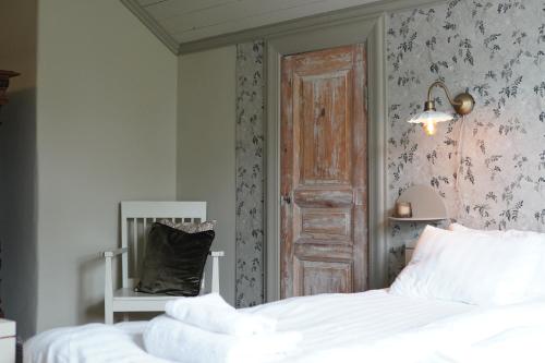 a bedroom with a bed and an open door at Villa Åmmeberg in Åmmeberg