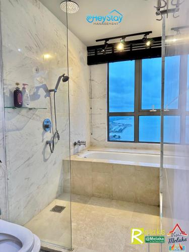 Un baño de Silver Scape Residence Melaka Raya By Heystay Management