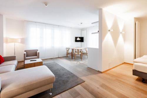 a living room with a couch and a table at Hotel Stadt Kassel in Rinteln