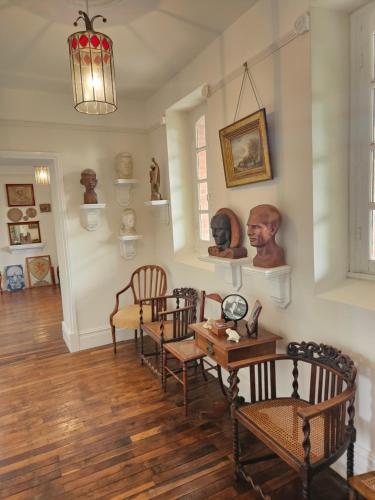 une pièce avec des chaises et une table avec une horloge dessus dans l'établissement Chateau Coeur de Lion, à Châteauponsac