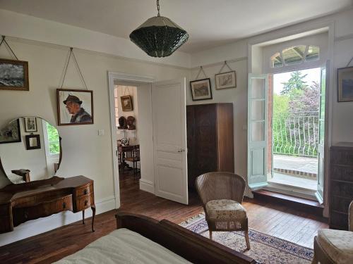 a bedroom with a bed and a desk and a window at Chateau Coeur de Lion in Châteauponsac