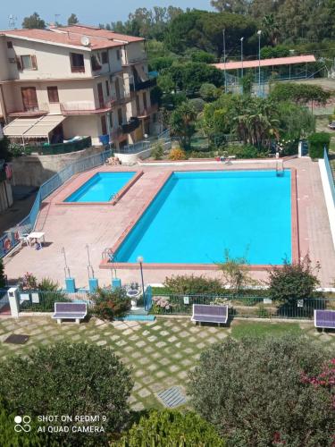 una gran piscina frente a un edificio en Baia blu falcone, en Falcone
