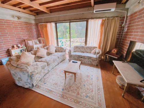 Posezení v ubytování 猫とピアノと星空のリゾートブティックコテージ -Starry Forest Cottage Okinawa-