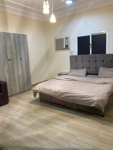 1 dormitorio con 1 cama grande en una habitación en Al asalah apartments, en La Meca