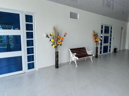 a room with a bench and a vase of flowers at Casa bella de campo Wifi billar piscina bolirana !privado! in Carmen de Apicalá
