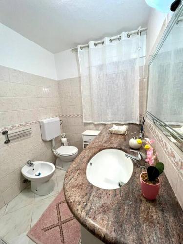 a bathroom with a sink and a toilet at [ Appartamento a Golfo Aranci ] in Golfo Aranci