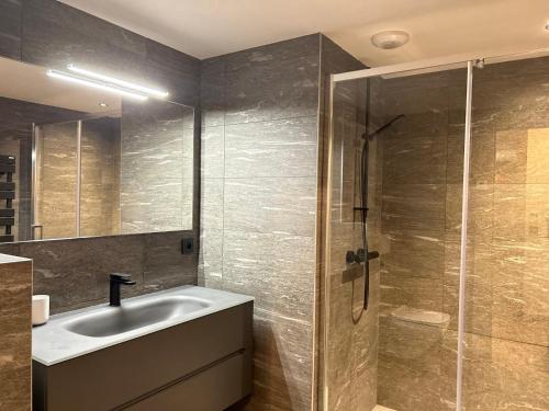 une salle de bain avec un lavabo et une douche dans l'établissement Appartement de Standing au Coeur des Gets, 3 Chambres, 10 Couchages, Parking, Proche Pistes et Commerces - FR-1-623-296, aux Gets