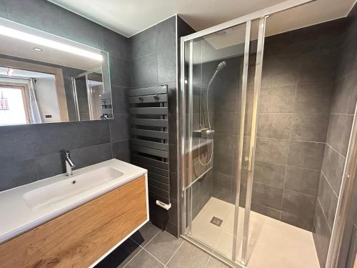 Appartement 3 Chambres au Centre des Gets avec Balcon, Parking et Cheminée