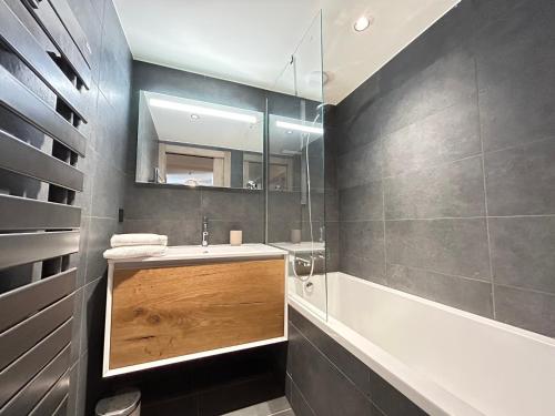 Kúpeľňa v ubytovaní Appartement 3 Chambres au Centre des Gets avec Balcon, Parking et Cheminée - FR-1-623-333
