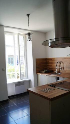 une cuisine avec un évier et un plan de travail dans l'établissement TyChrystel, à Penmarcʼh