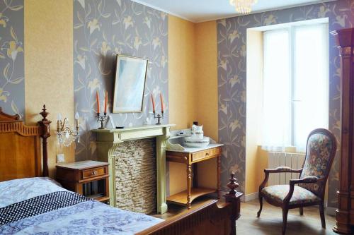 - une chambre avec une cheminée, un lit et un miroir dans l'établissement TyChrystel, à Penmarcʼh