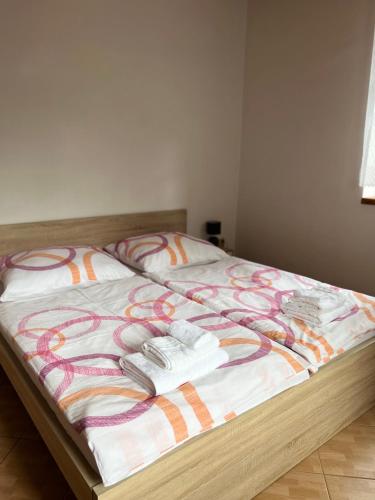 Postel nebo postele na pokoji v ubytování Hřensko 27 Apartmány
