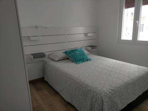 Schlafzimmer mit einem Bett und einem Spiegel in der Unterkunft Piso recién reformado con balcón in Haro